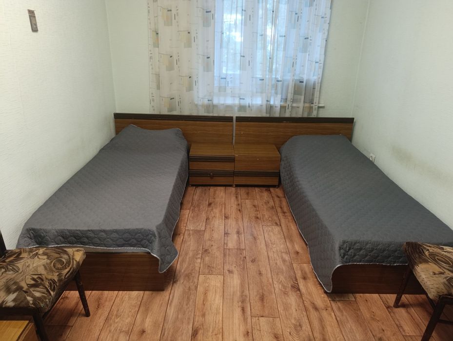 Отлам 2 кровати с тумбами