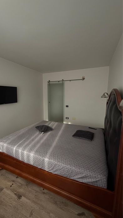 Inchiriez apartament cu 2 camere cu parcare
