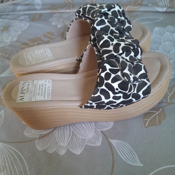 Bir-biridan chiroyli oyoq kiyimlar