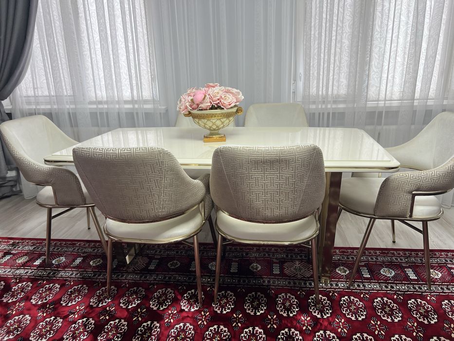 Стол со стульями