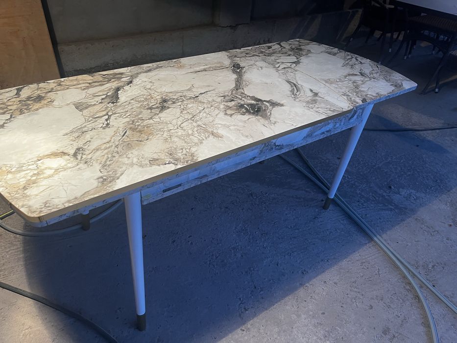 Стол стульями для кухни