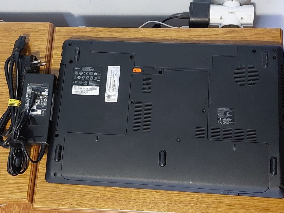 Laptop Acer 17.3 i3 2350M 2,3Ghz, 4GB, 240GB SSD +320GB HDD, HD 7670M 1GB, Win10, Office 2024