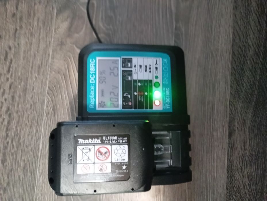 Încărcător pentru baterii makita