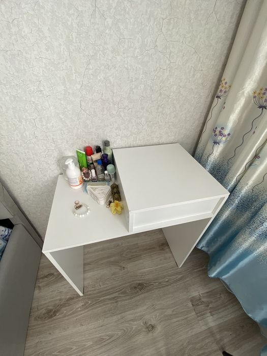 Продам туалетный столик зеркалом