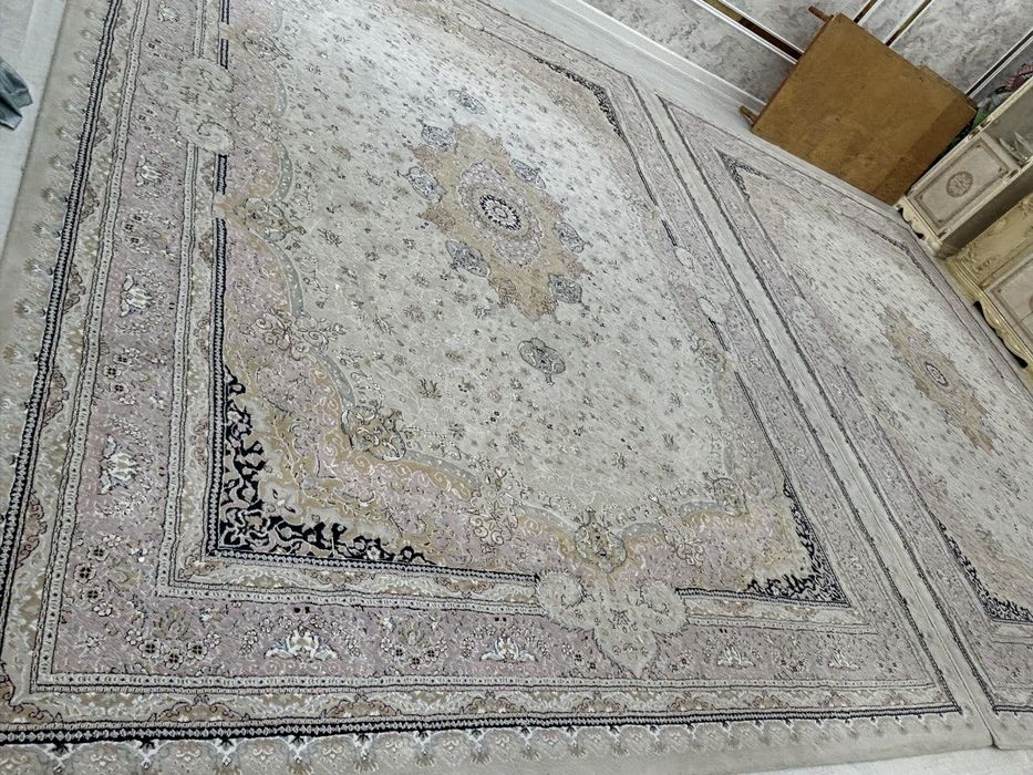 Продается ковер высокого качества.