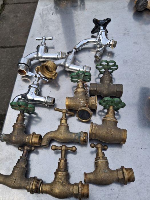 Vând robineți de apa