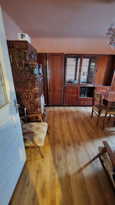 Dau în chirie casa în Valea Larga, 1000 m.p curte si gradina