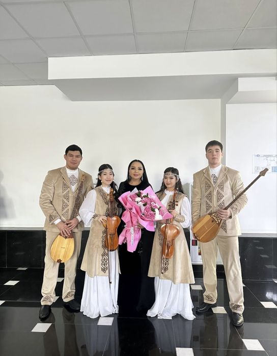 Встреча гостей с казахскими инструментами