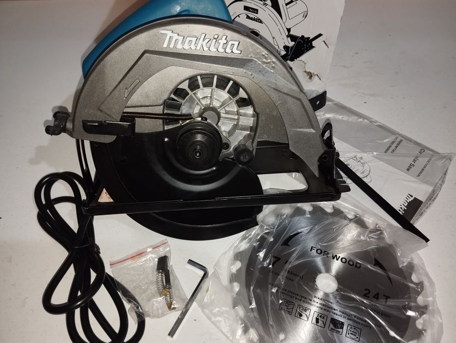 Циркулярка Makita по дереву