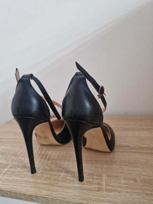 Обувки на висок ток на марката Sara Pen