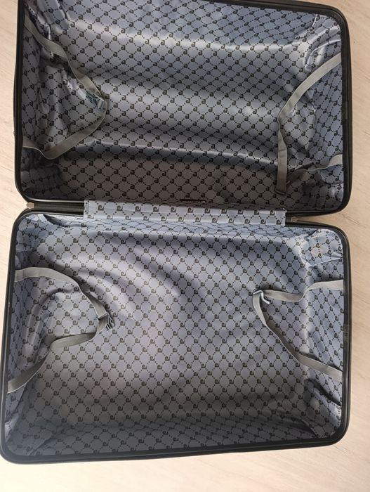Чисто нов голям куфар на Pierre Cardin