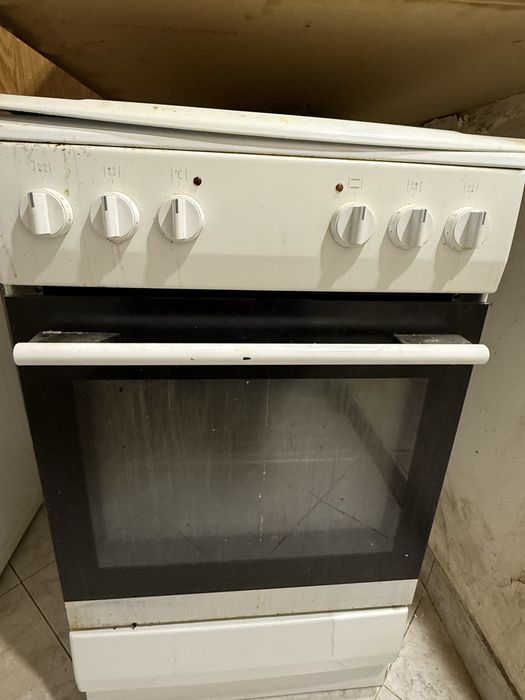 Готварски печки.Едната е с керамичен плод,а другата с котлони