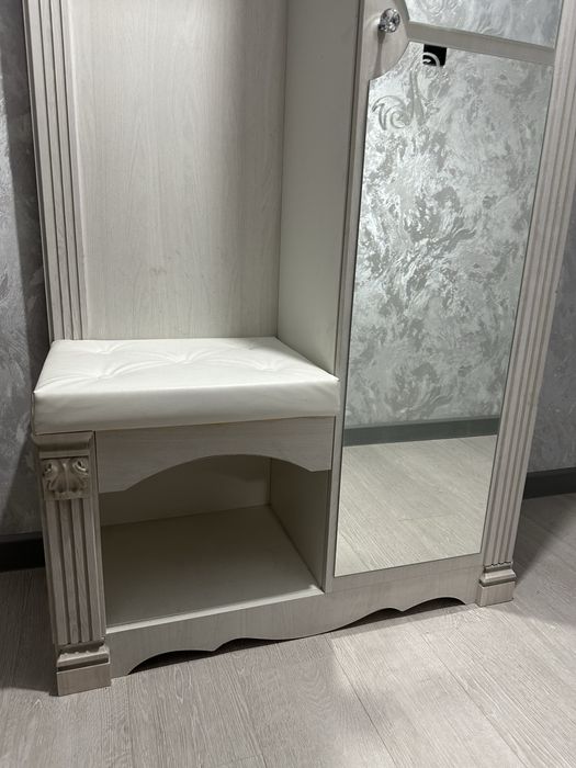 Шкаф-вешалка с сиденьем