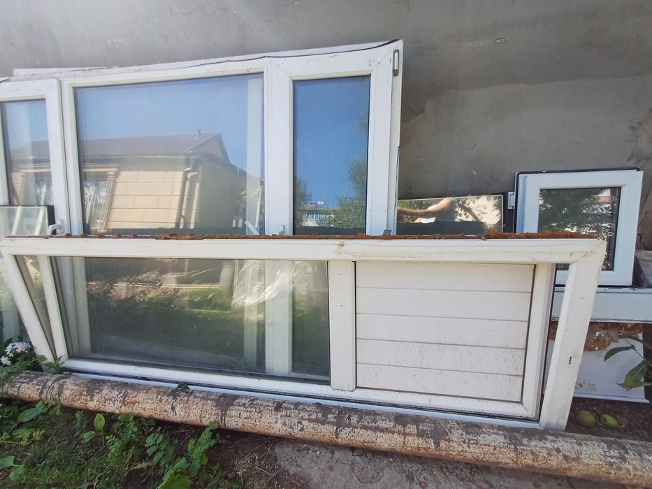 Продам пластиковую дверь