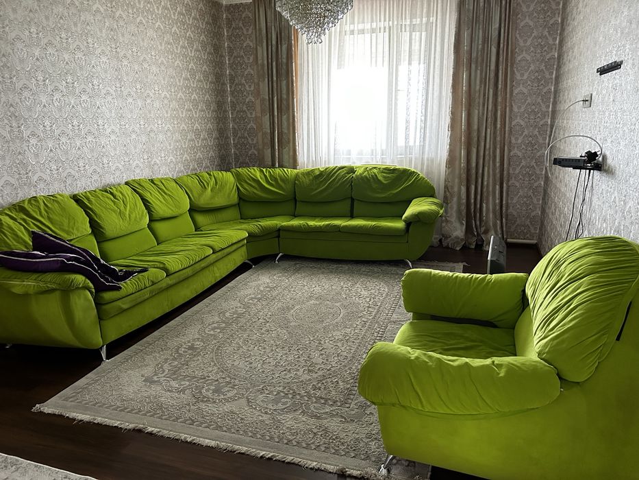 Диван с креслом.