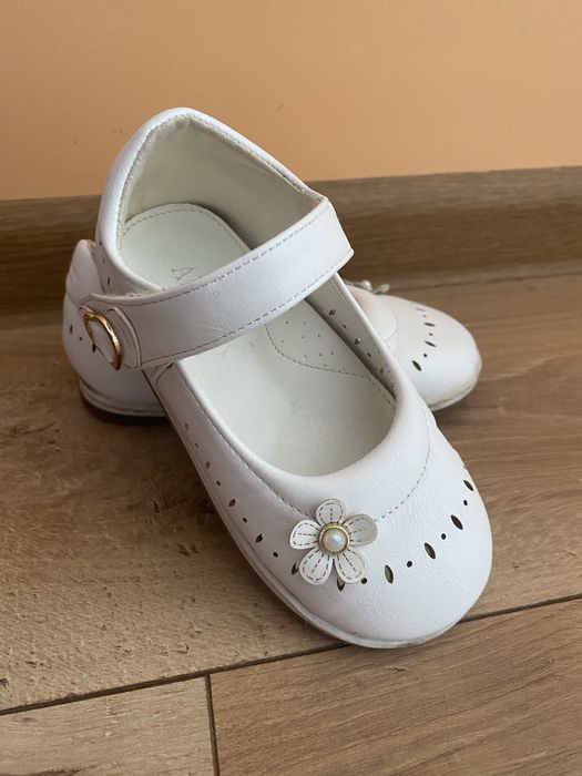 Бели обувки за момиче