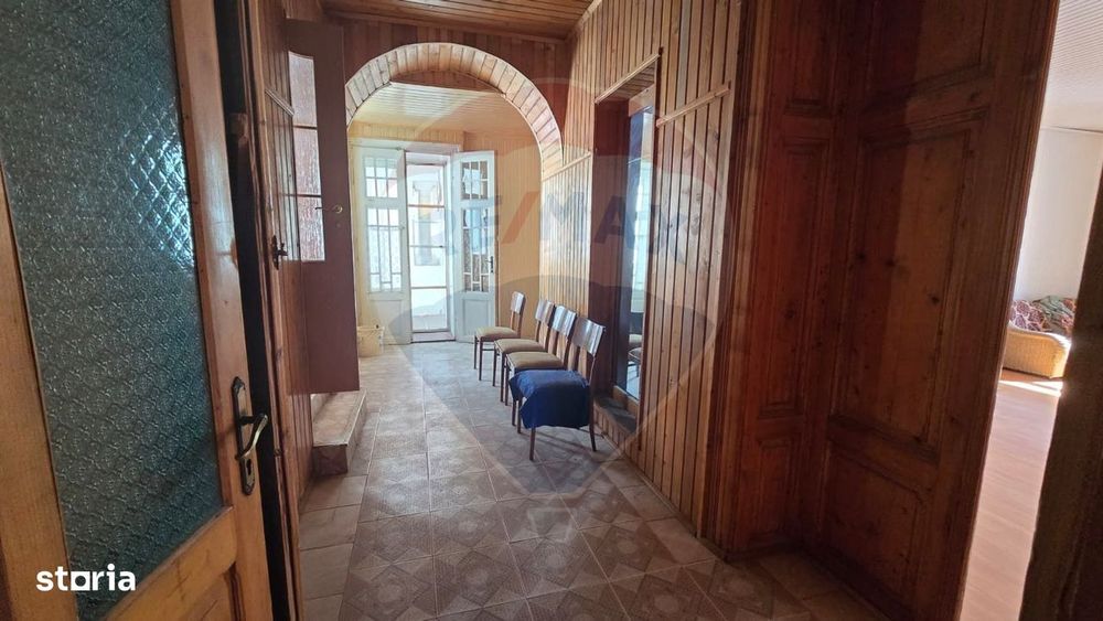 Casă / Vilă cu 5 camere de vânzare în zona Central