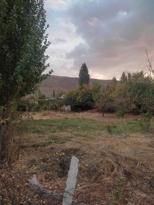 8 sotоk uchastka sotiladi