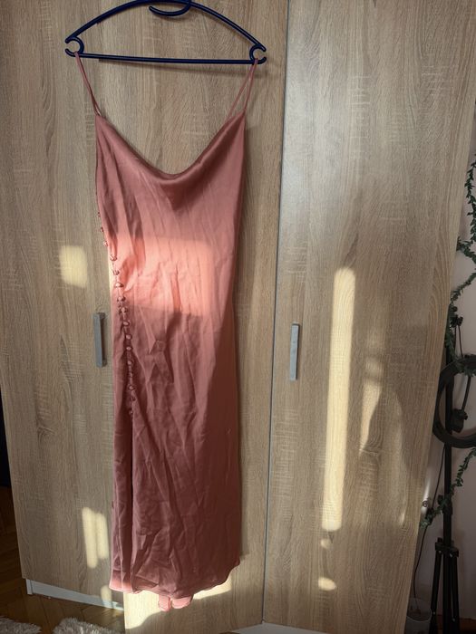 Дълга сатенена рокля с цепка Zara