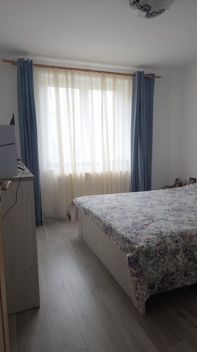 Vand apartament 2 camere central,Unirii,decomandat,etaj 1,renovat  recent, langa scoala Alexandru Stefulescu . Pret  83000 negociabil,  0767716515.