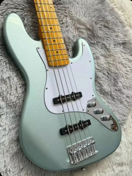 Бас гитара 5 струнная Фендер