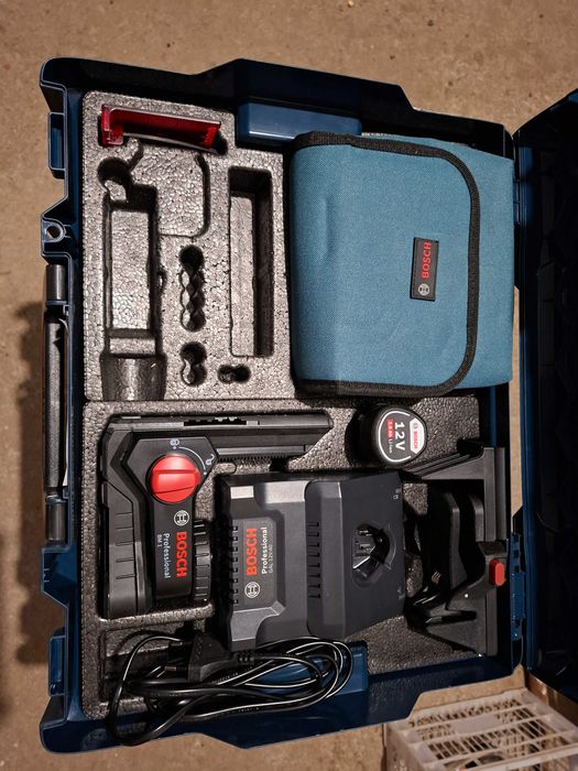 Nivela laser Bosch Professional GLL 3-80 C in cutie cu 2 acumulatori