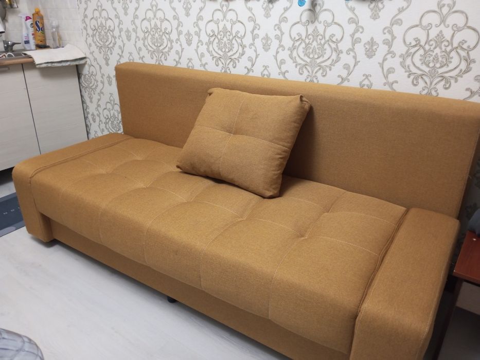 Диван с подушками