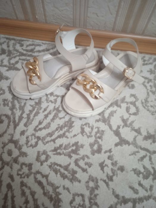 Сандалии на девочку 36