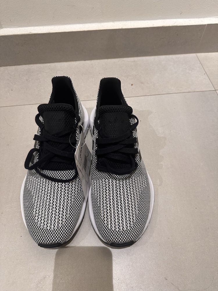 Adidas swift run b37734 black white Bucuresti Sectorul 4 OLX.ro