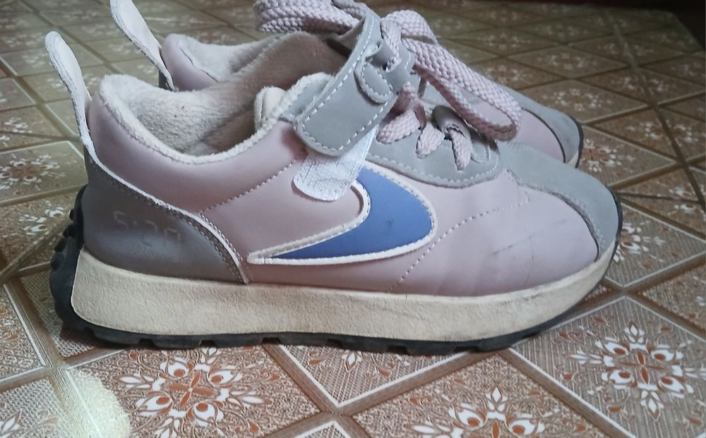 Продам тёплые кроссовки для девочек