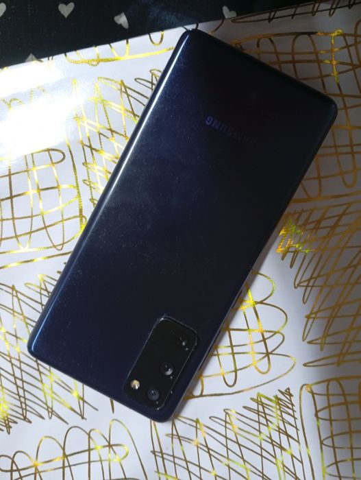 Продам телефон срочно