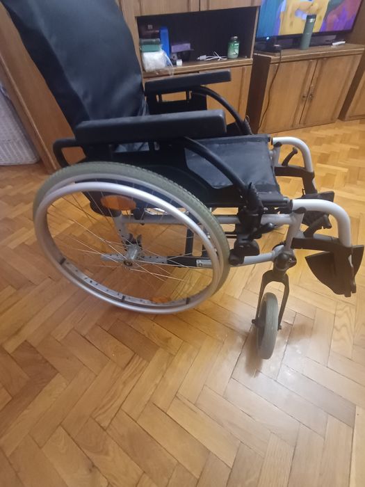 Продам инвалидную коляску
