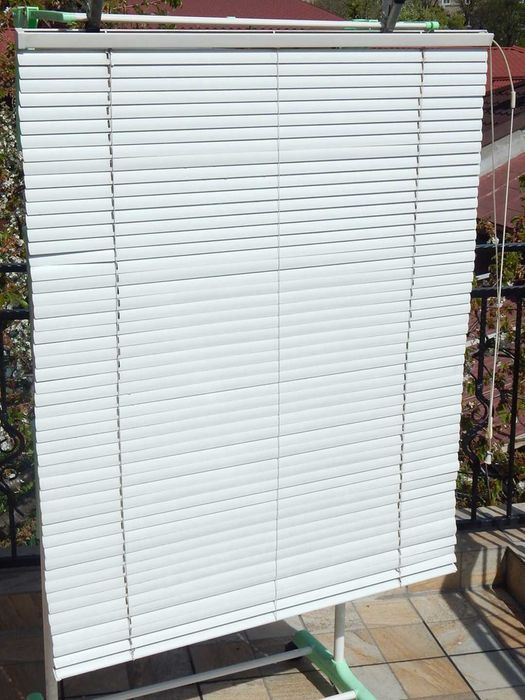 Jaluzea metalica alba dimensiuni 115 x 92 cm anii 1990 utilizata