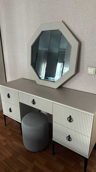 Продается туалетный столик Стелла