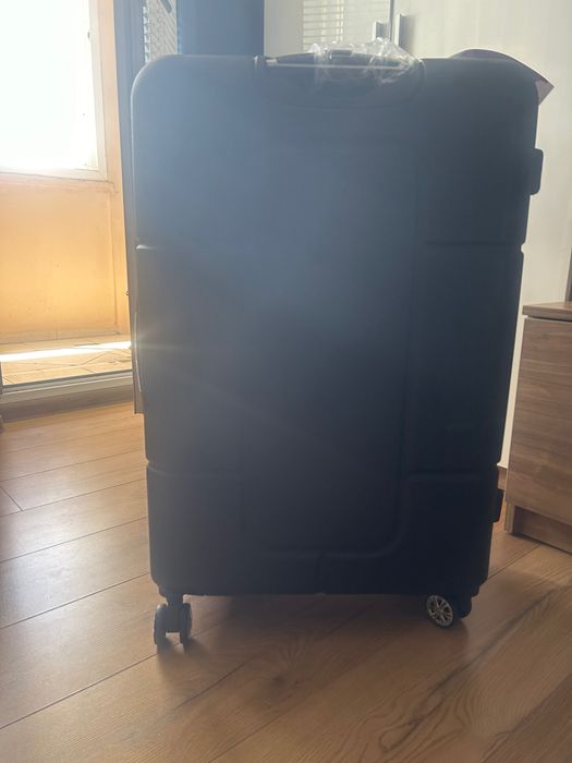 чисто нов твърд куфар 28”