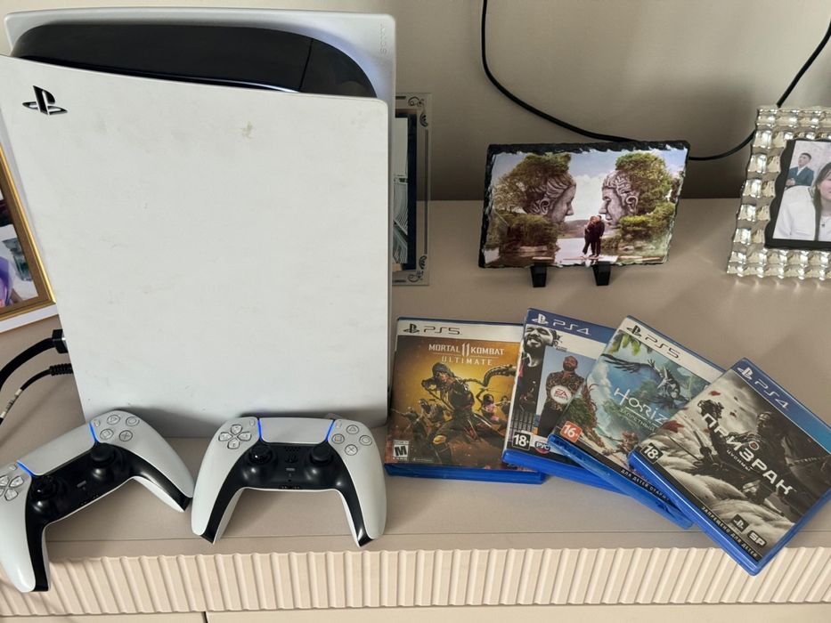 PlayStation 5 + 2 геймпада + игры
