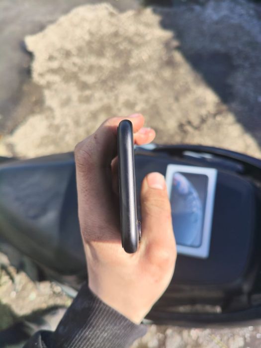 Продам срочно Айфон xr