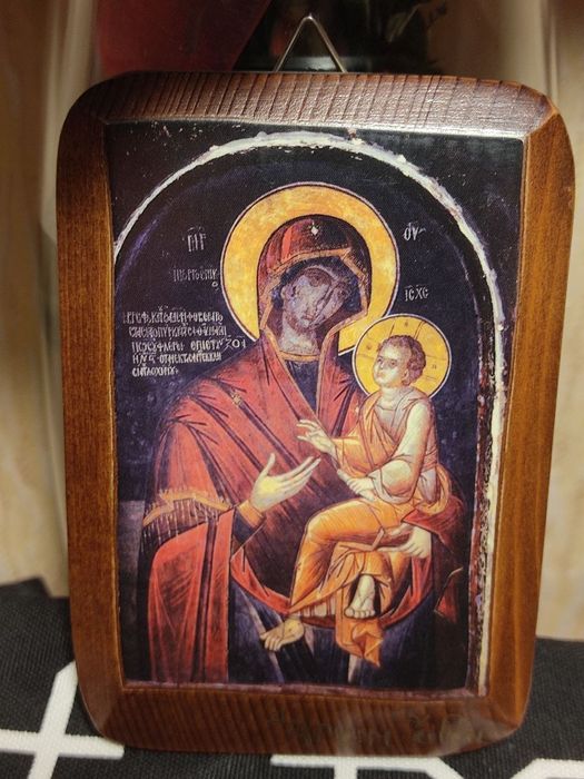 Икона Пресвятой Богородицы с младенцем на руках