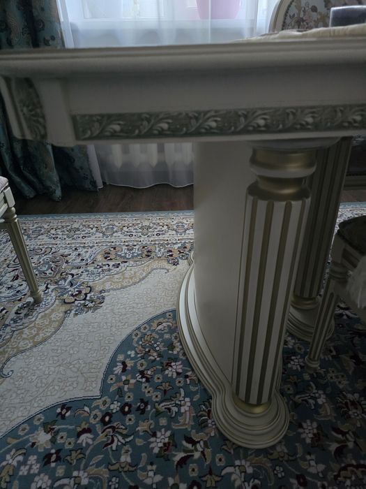 Стол из дерева. Обеденный в гостиную.