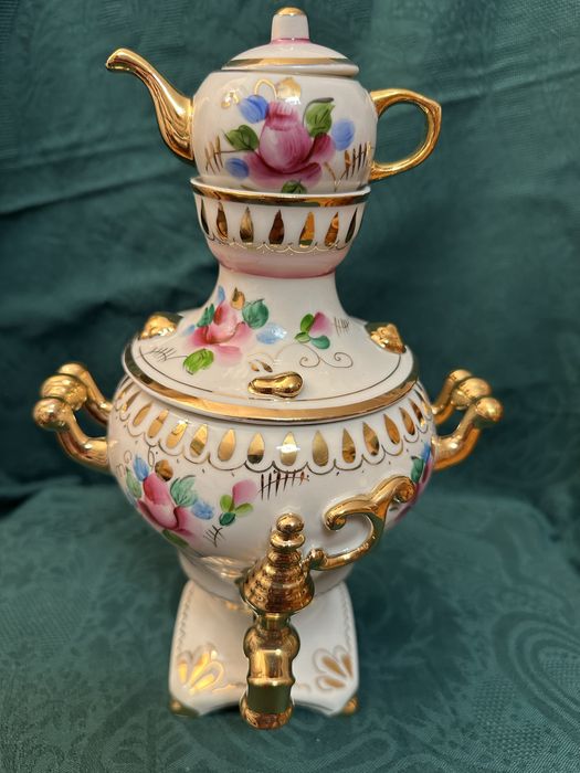 Порцеланов самовар и захарница Гжел