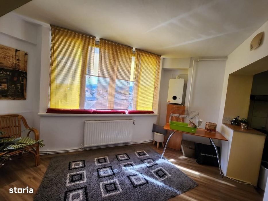 De vanzare Apartament 4 camere, zona Caroline.
