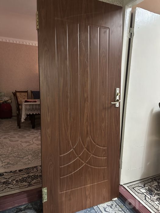 Входная деревянная дверь с замком б/у