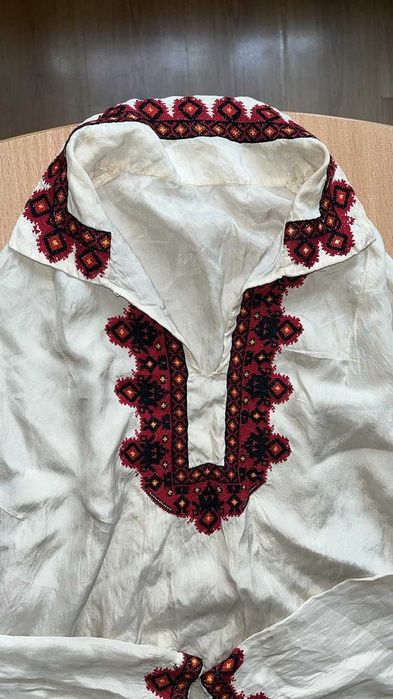Автентична ръчно Бродирана Народна носия Пола и Риза; Престилка