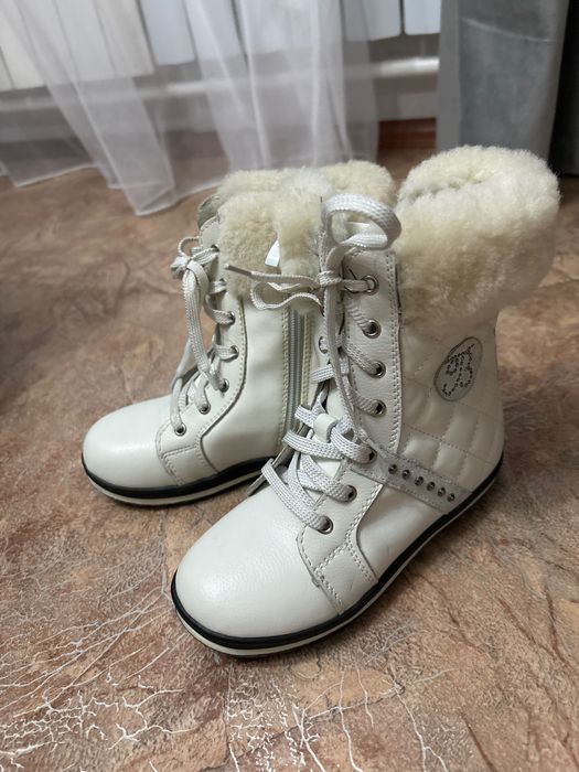 Продам зимние сапожки и комбинезон на девочку 6-8 лет