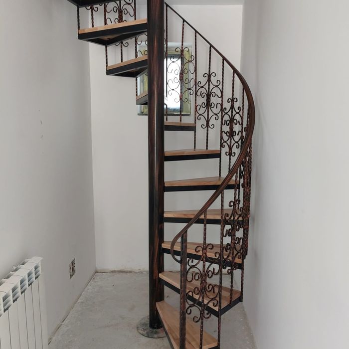Scara spirala cu trepte din lemn