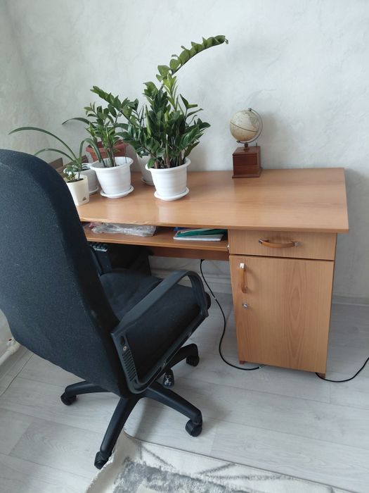 Продам кресло и столы