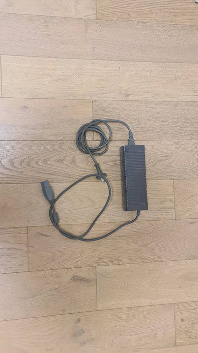 Vând Xbox one 500 Gb