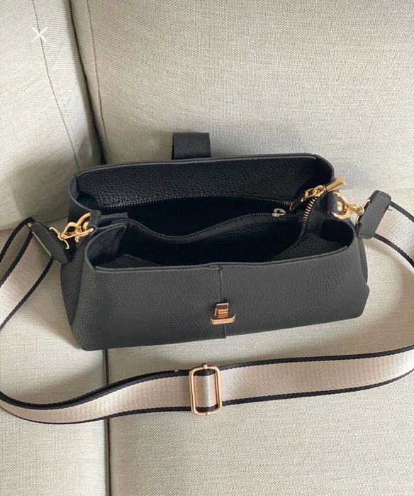 Стилна черна чанта с дълга дръжка, две прегради и джоб с цип