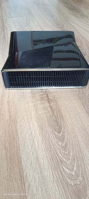 Vand xbox 360 doua controlarea+ sapte jocuri