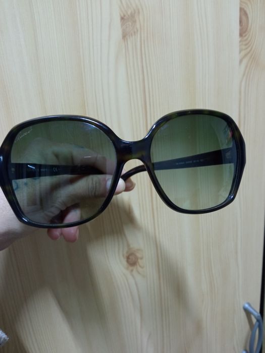 Parfum și ochelari de soare